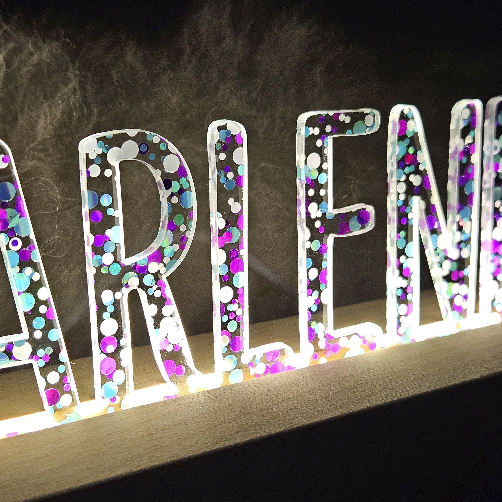Großes, personalisiertes Nachtlicht Glitter-Konfetti türkis lila weiß, LED Lampe mit Wunschname personalisiert