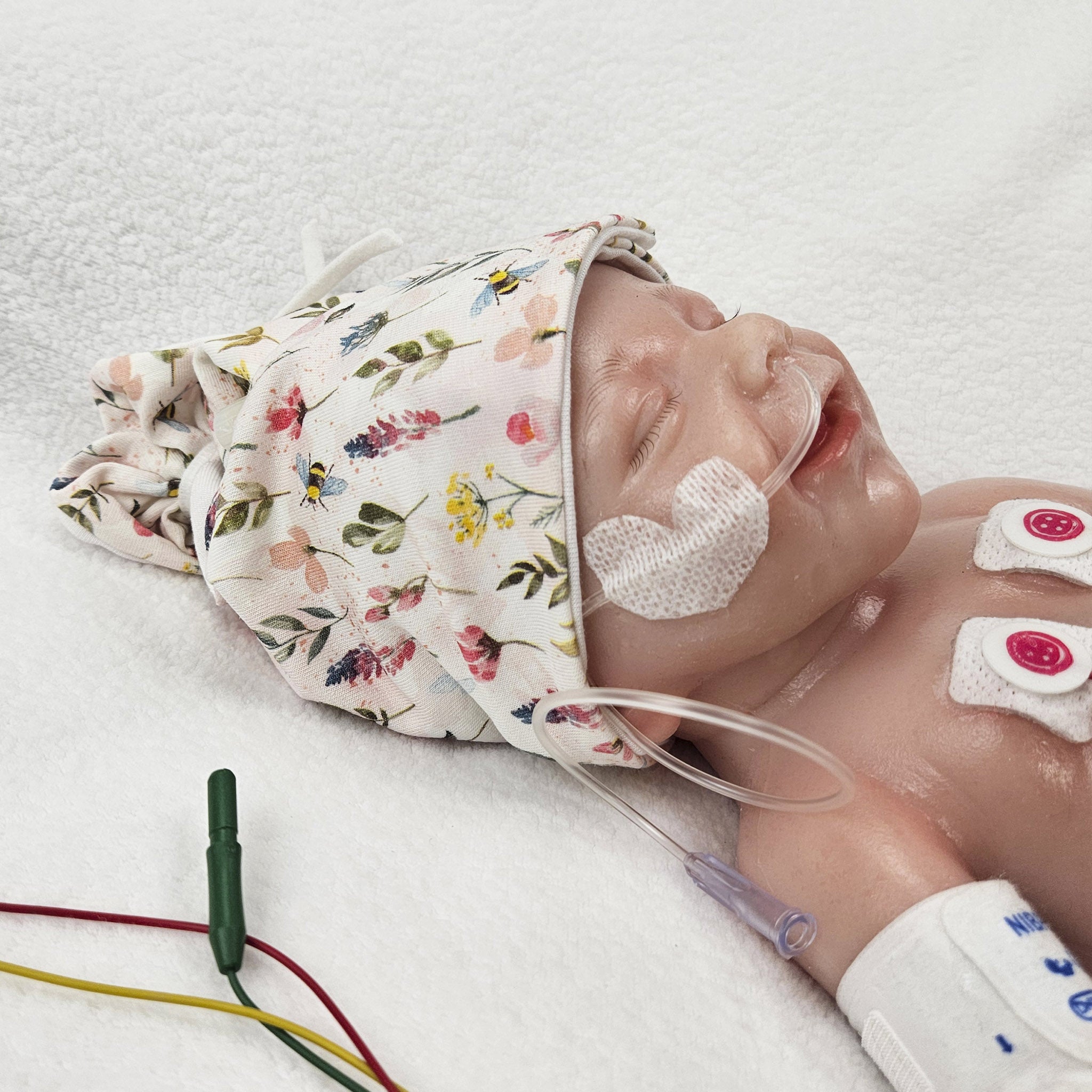 Adaptive Frühchen Mütze mit Zugangsöffnung "Blumenwiese", mitwachsende Wickelmütze