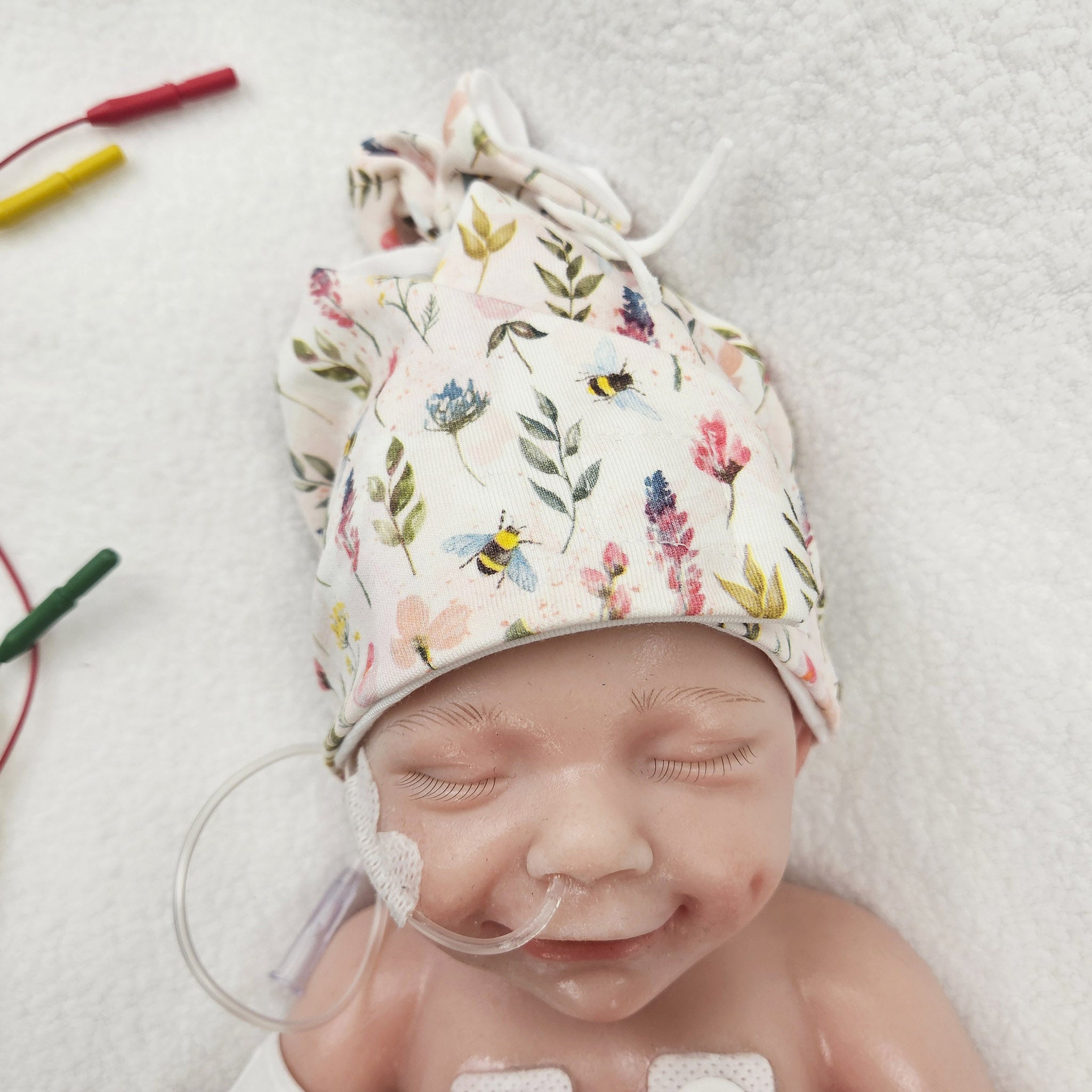 Adaptive Frühchen Mütze mit Zugangsöffnung "Blumenwiese", mitwachsende Wickelmütze