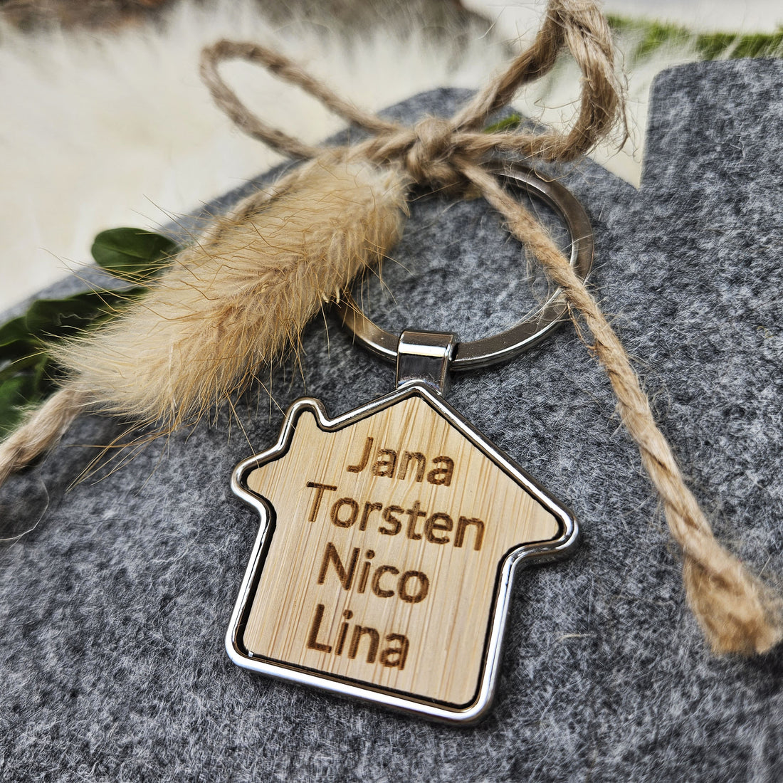 Personalisierter Schlüsselanhänger &quot;Familie&quot; Haus, Holz Schlüsselanhänger personalisiert in Hausform
