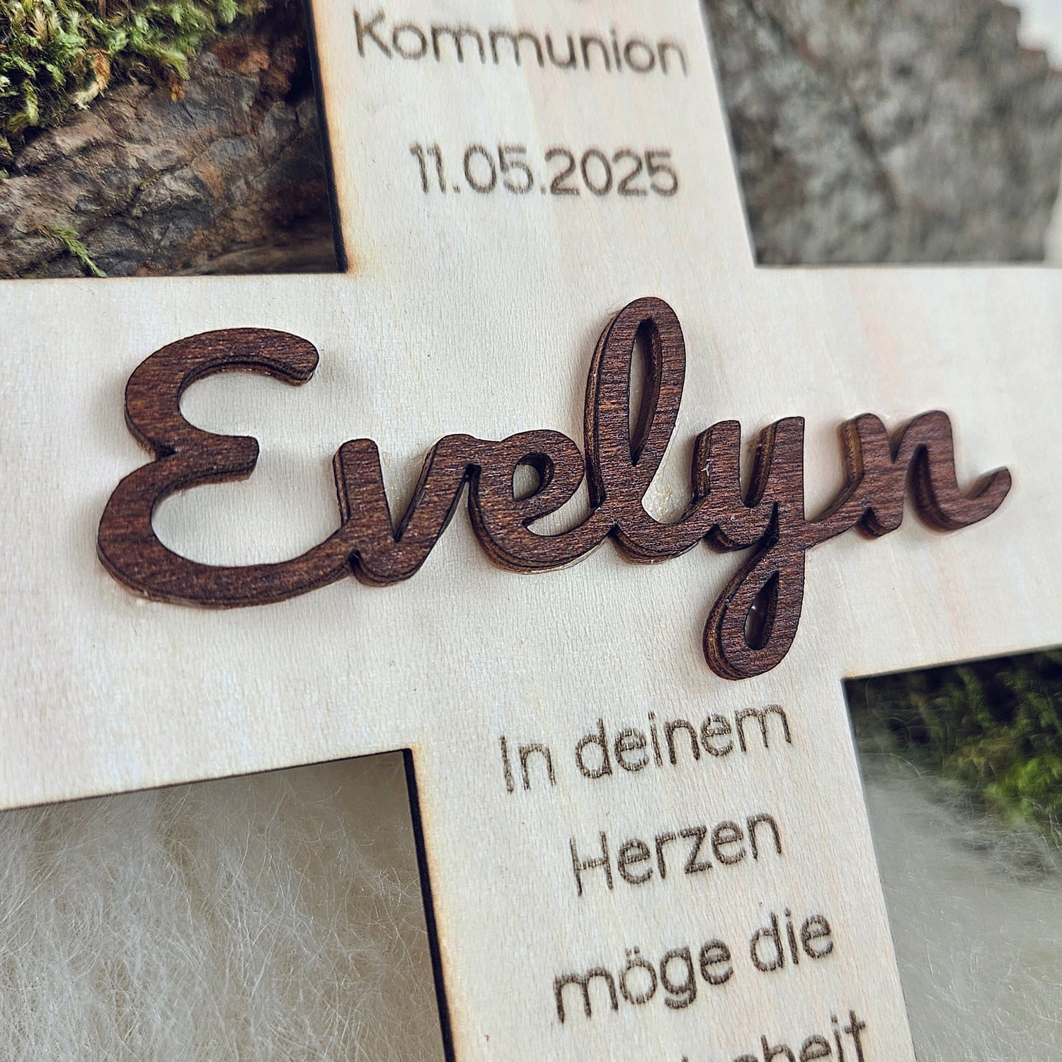 Personalisiertes Kreuz zu Taufe, Segnung - 3D Holzkreuz mit Namen (walnuss) &amp; Wunschspruch
