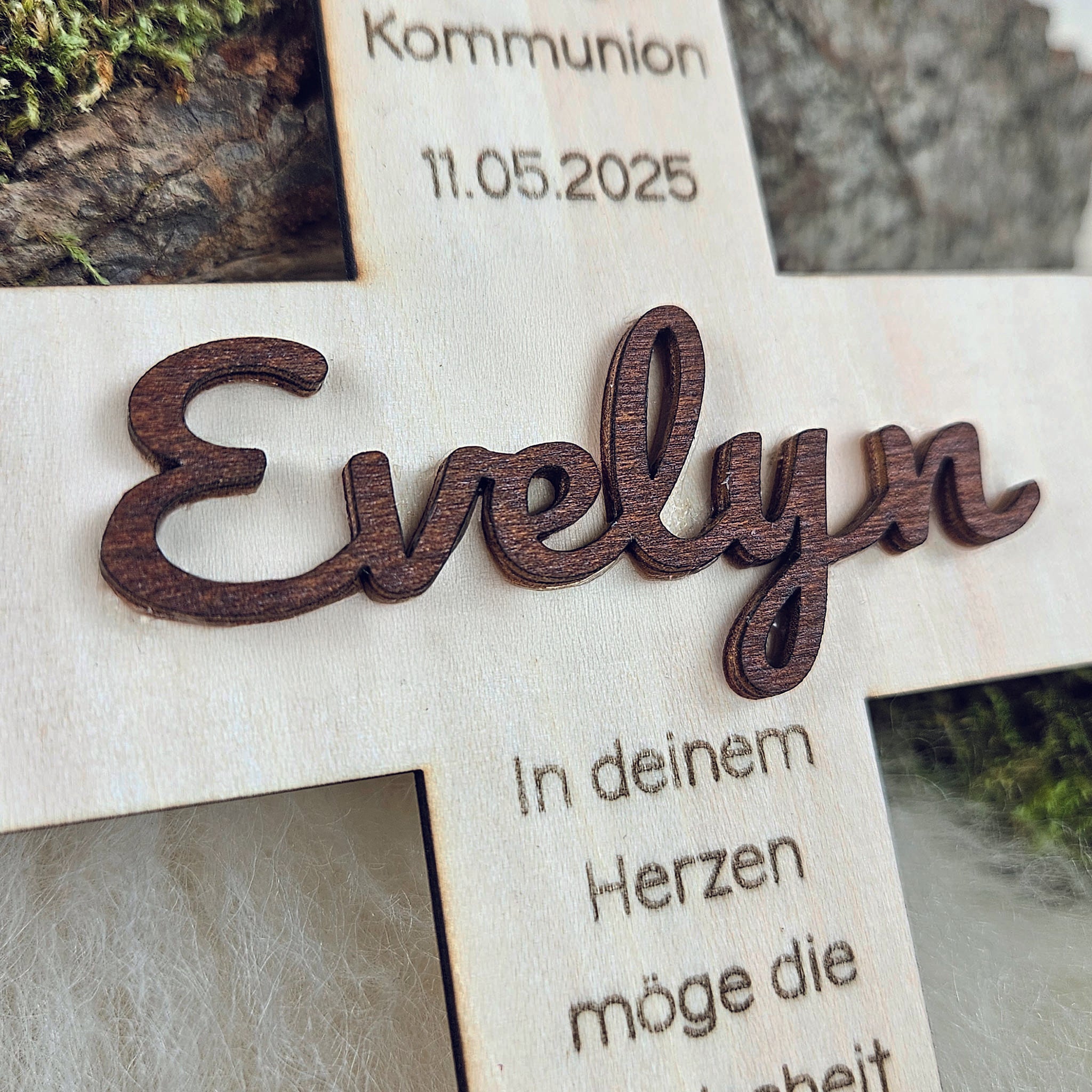 Personalisiertes Kreuz zu Taufe, Segnung - 3D Holzkreuz mit Namen (walnuss) &amp; Wunschspruch