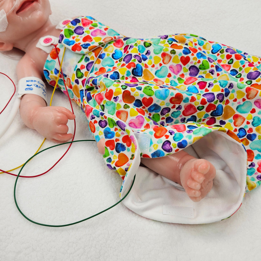 Adaptiver Frühchen Strampelsack/&quot;Pucksack&quot; Regenbogen Herzen
