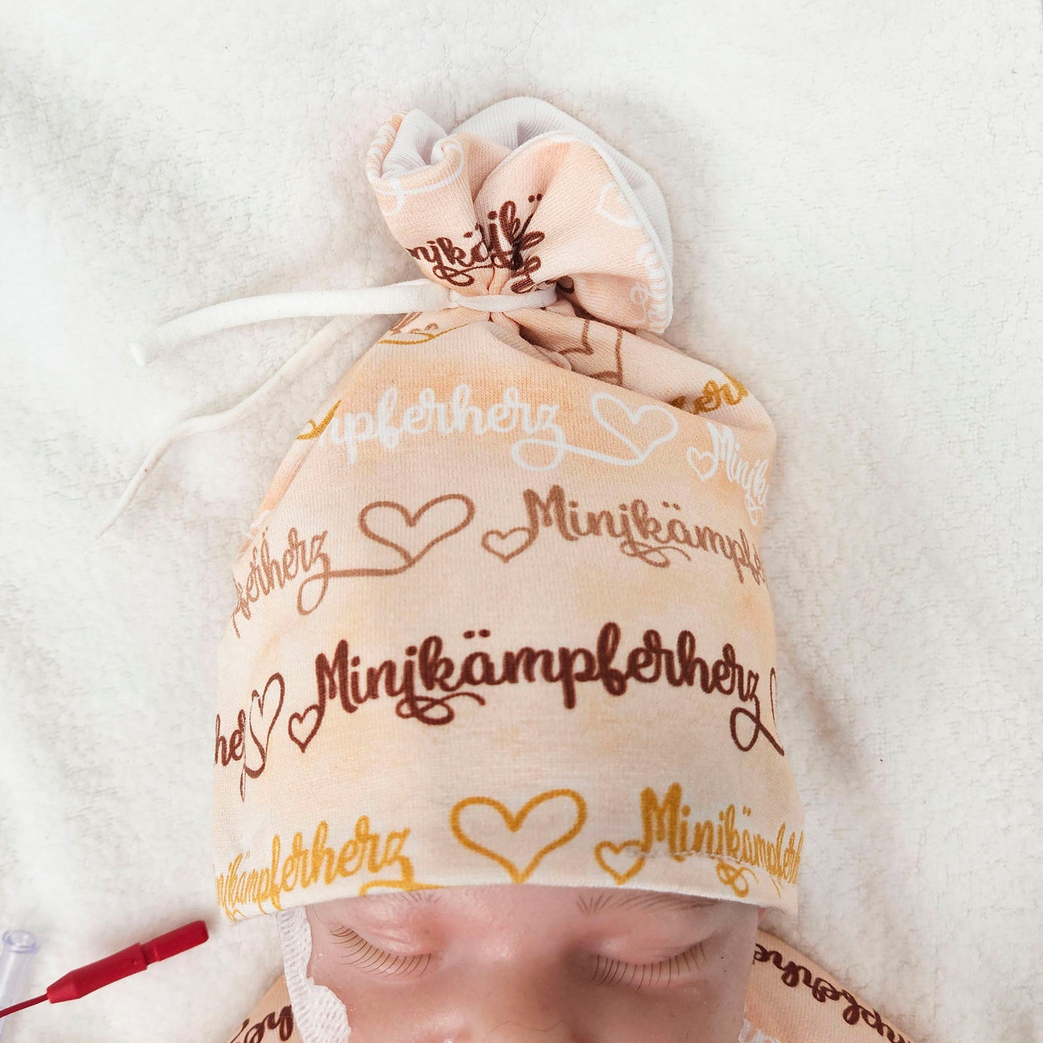 Adaptive Frühchen Mütze mit Zugangsöffnung &quot;Minikämpferherz&quot;, mitwachsende Wickelmütze