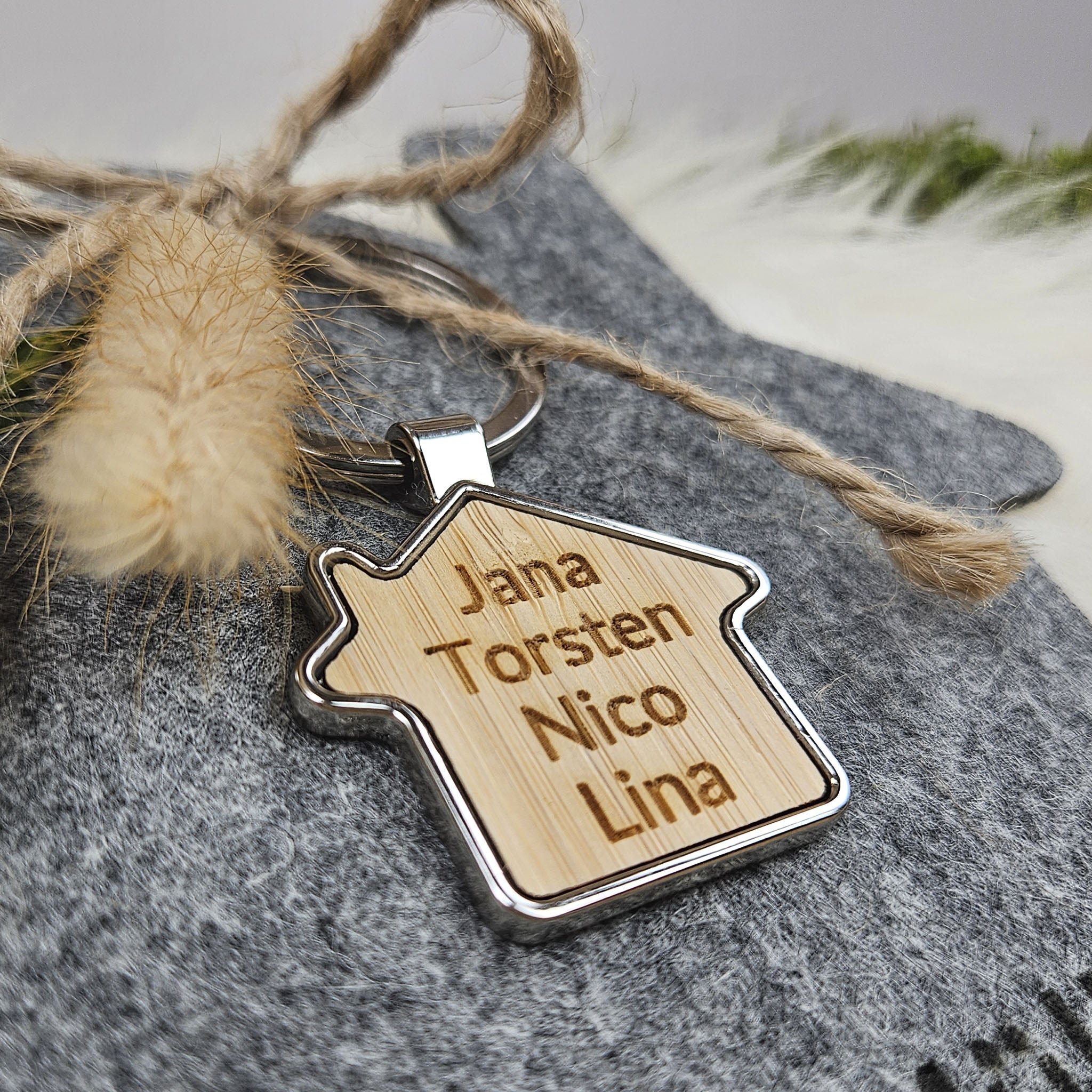Personalisierter Schlüsselanhänger &quot;Familie&quot; Haus, Holz Schlüsselanhänger personalisiert in Hausform