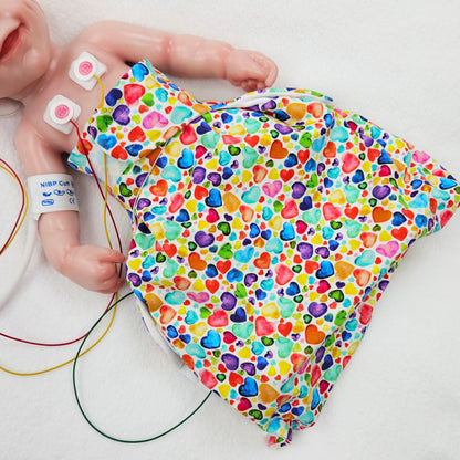Adaptiver Frühchen Strampelsack/&quot;Pucksack&quot; Regenbogen Herzen