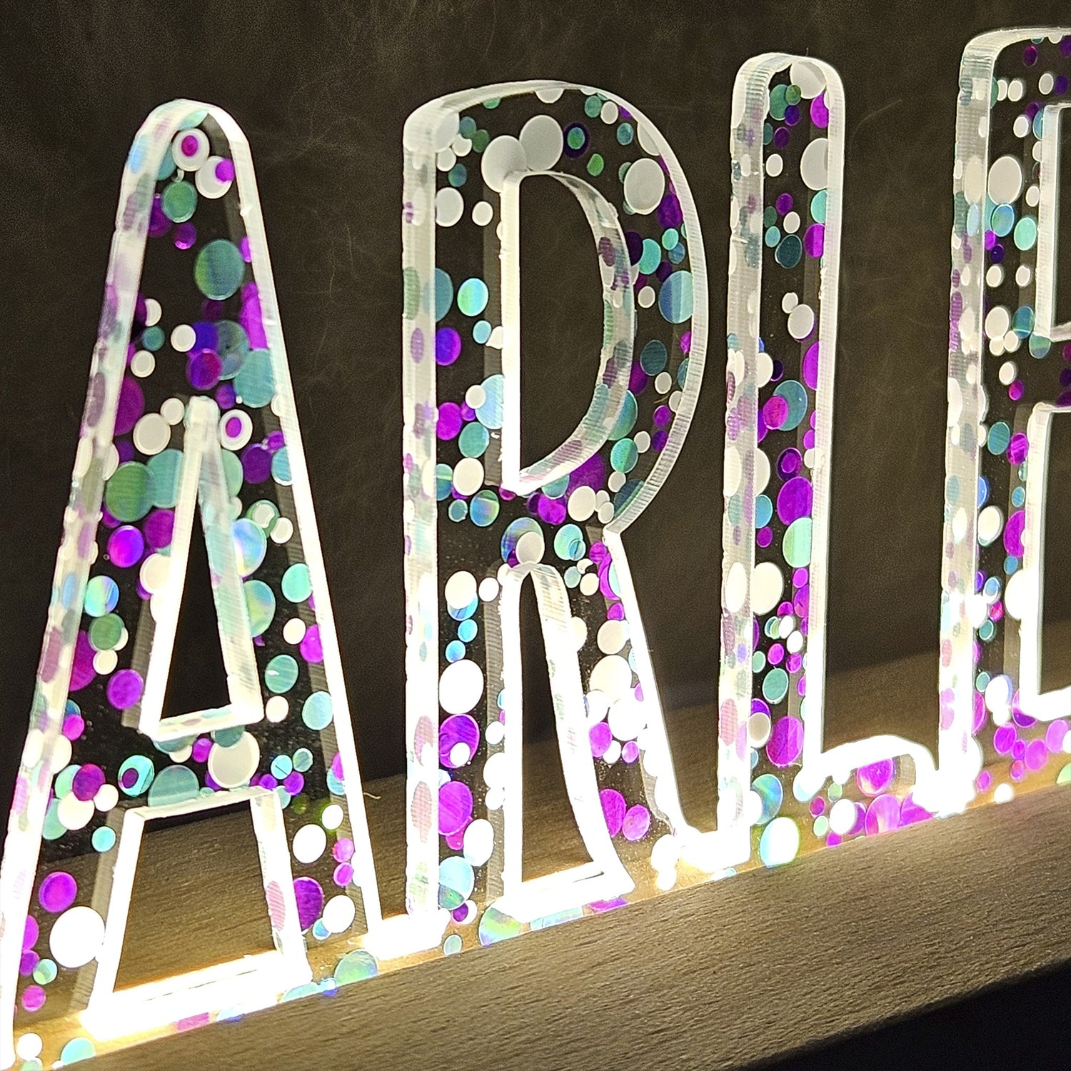 Großes, personalisiertes Nachtlicht Glitter-Konfetti türkis lila weiß, LED Lampe mit Wunschname personalisiert