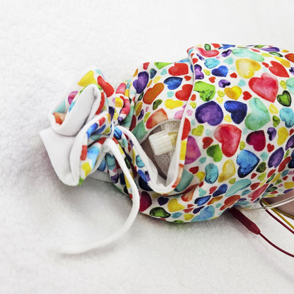 Adaptive Frühchen Mütze mit Zugangsöffnung &quot;Regenbogen Herzen&quot;, mitwachsende Wickelmütze
