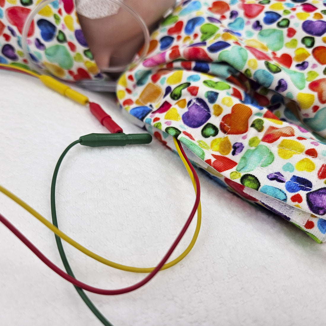 Adaptiver Frühchen Strampler &quot;Regenbogen Herzen&quot;