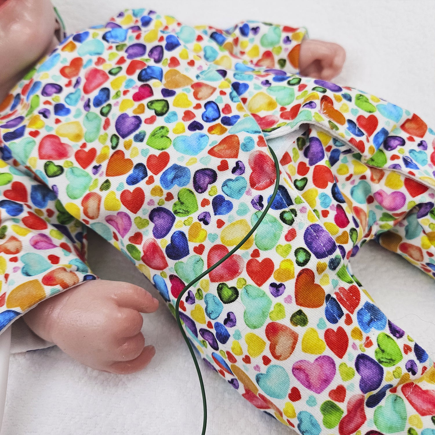 Adaptiver Frühchen Strampler &quot;Regenbogen Herzen&quot;